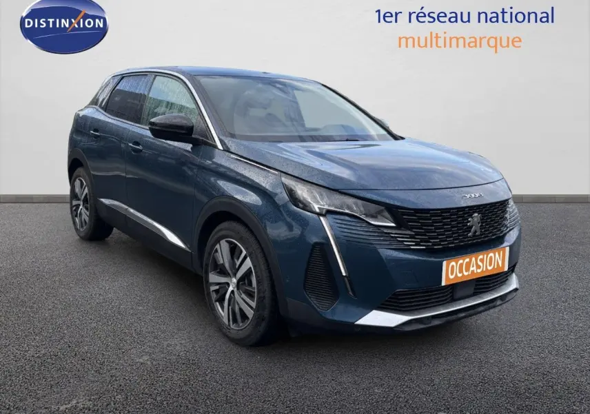 Peugeot 3008 bleu Célèbes métal en 3/4 avant droit, avec calandre noire et jantes alliage bicolores.