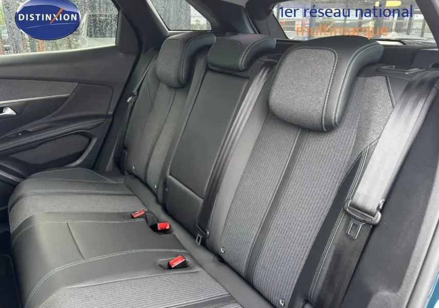 Vue intérieure de la banquette arrière du Peugeot 3008 bleu Celebes, avec sièges en tissu et cuir noir.