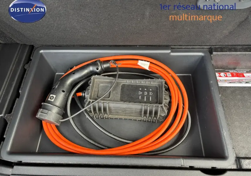 Câble de recharge orange rangé dans le coffre du Peugeot 3008 hybride rechargeable bleu Célèbes Métal.