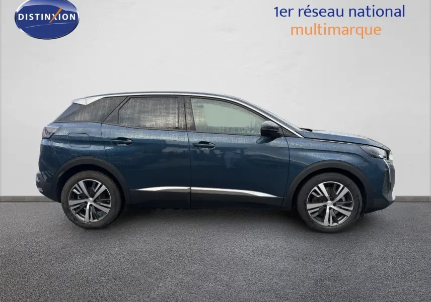 Profil côté gauche du Peugeot 3008 hybride rechargeable bleu Célèbes métal avec jantes alliage et toit noir contrasté.