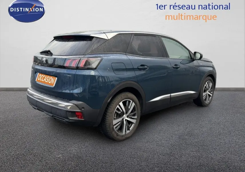 Peugeot 3008 hybride rechargeable bleu Célèbes métal, vue 3/4 arrière droit avec jantes bi-ton et feux LED distinctifs.