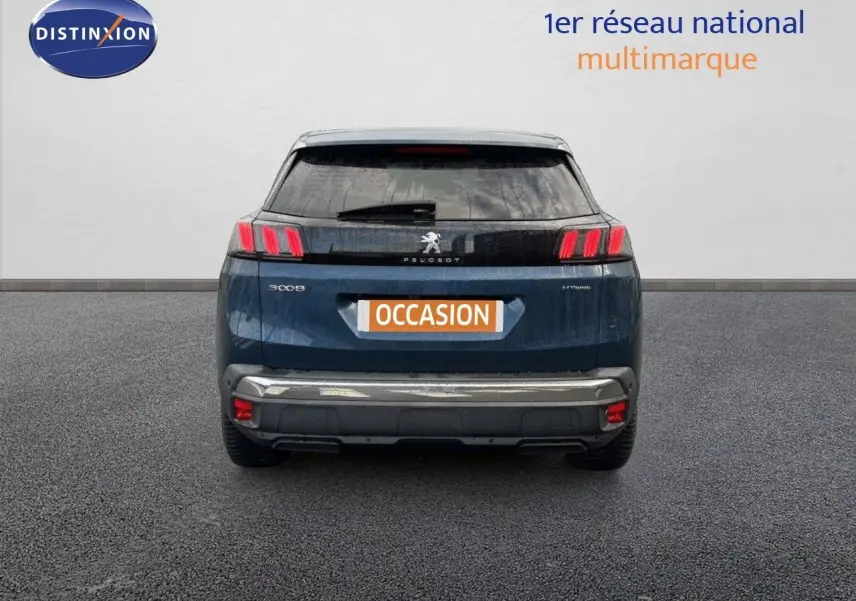 Vue arrière d'un Peugeot 3008 hybride rechargeable bleu Celebes métal avec feux LED caractéristiques et plaque "OCCASION" visible.