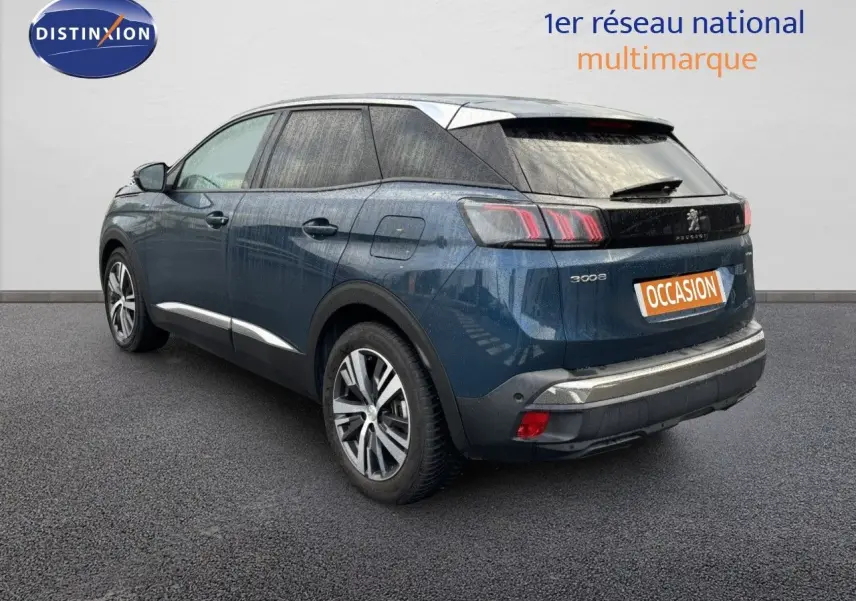 Vue 3/4 arrière droite d'un Peugeot 3008 bleu Célèbes Métal avec jantes bi-ton et feux LED distinctifs.