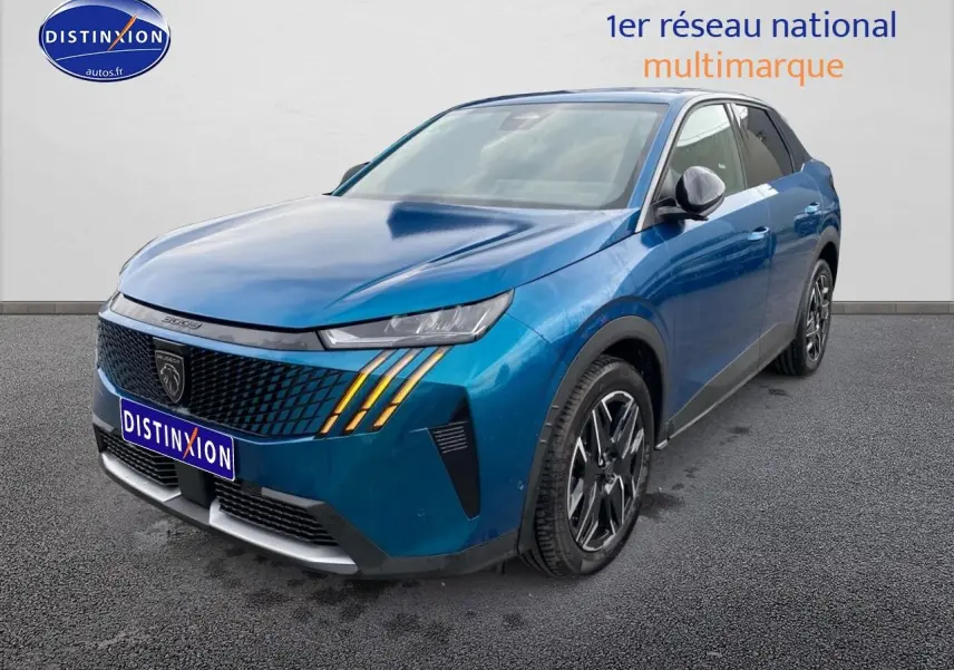 Peugeot 3008 bleu 3/4 avant droit, avec feux LED et jantes alliage distinctives sur sol gris.