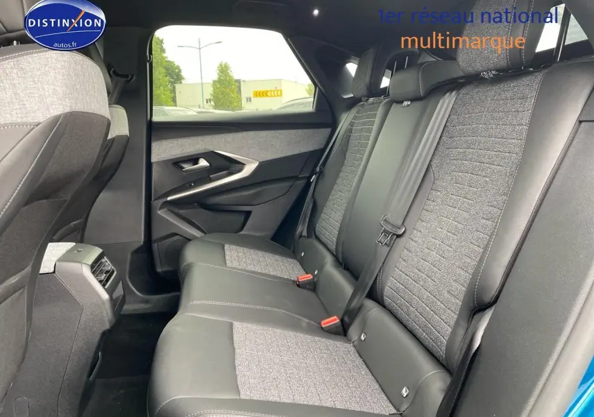 Vue latérale droite de l’habitacle arrière du Peugeot 3008 bleu, avec banquette bicolore tissu et cuir.