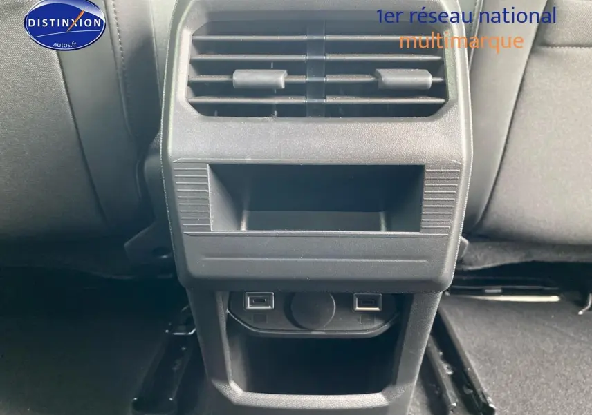 Vue rapprochée de la console arrière noire du Peugeot 3008 1.2 hybrid 145 allure e-dcs6 bleu, avec prises USB et aération.