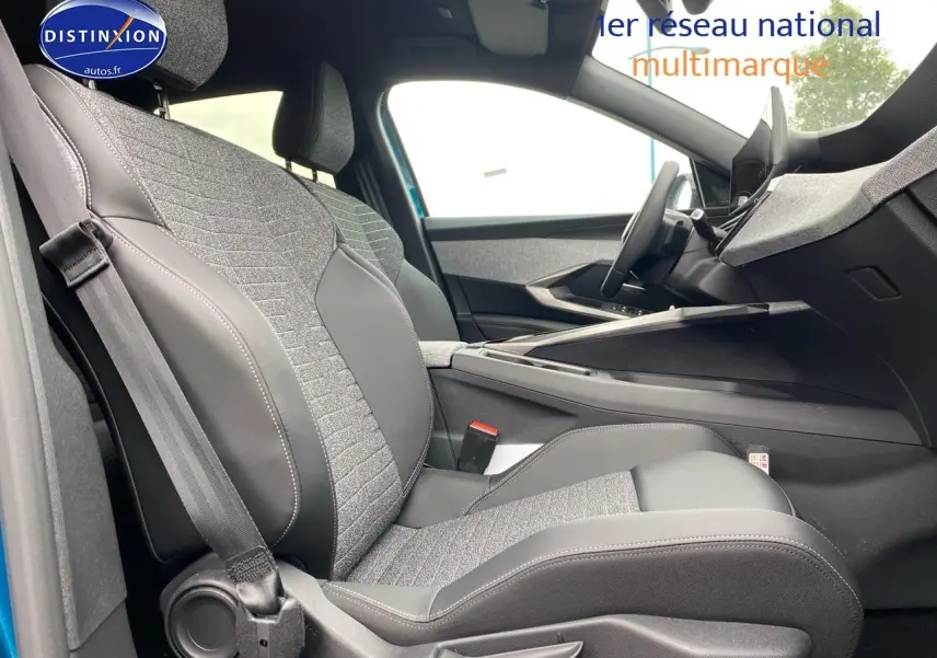 Vue intérieure côté conducteur du Peugeot 3008 bleu 2025, sièges tissu et cuir avec console centrale moderne.