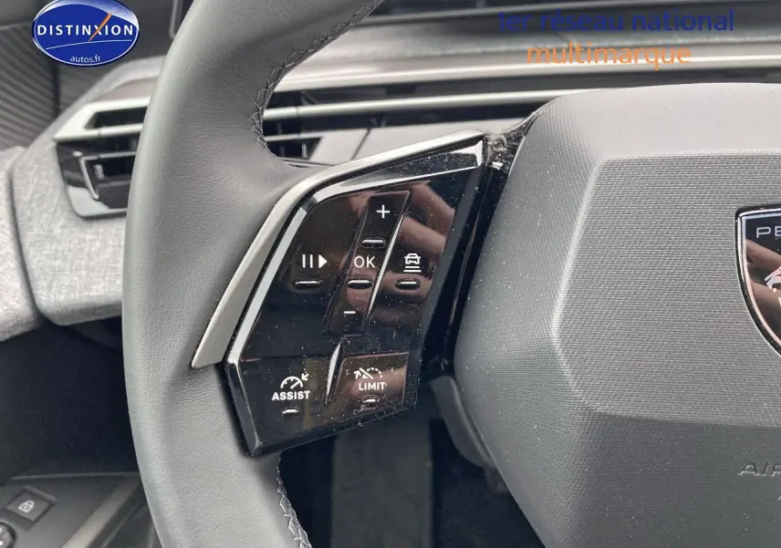 Gros plan sur les commandes gauche du volant cuir du Peugeot 3008 2025, avec boutons multifonctions et aide à la conduite.