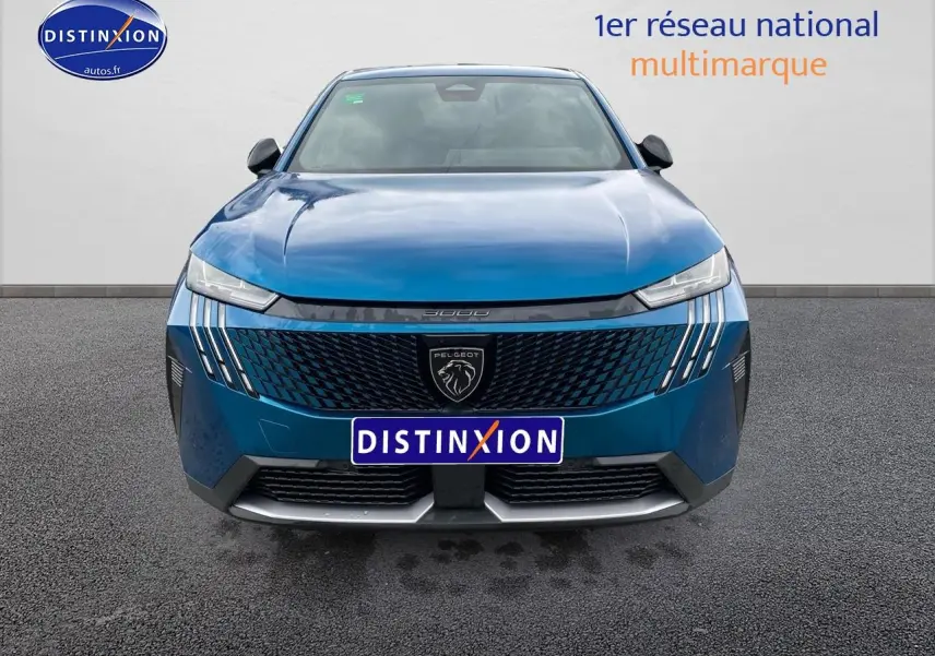 Vue frontale d'un Peugeot 3008 bleu 2025 avec calandre noire et phares LED fins allumés.