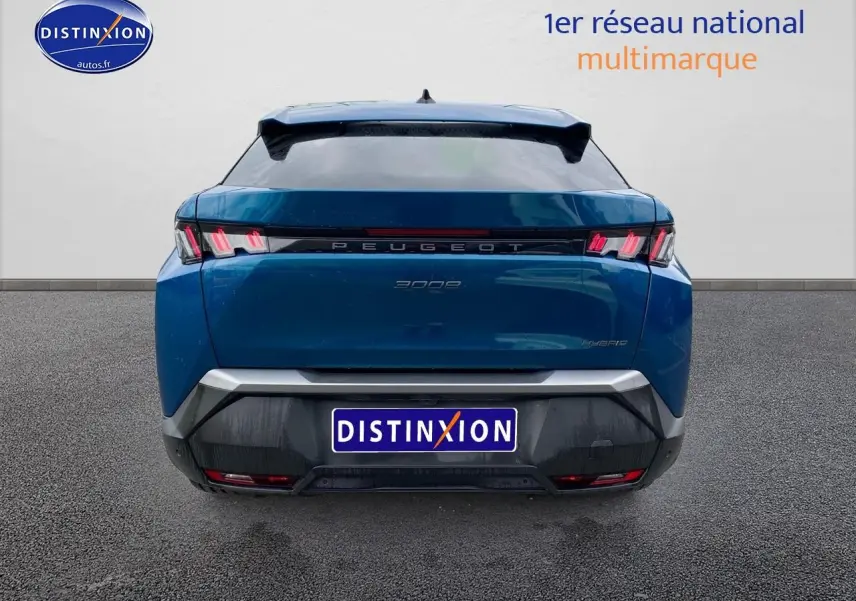 Vue arrière d'un Peugeot 3008 bleu 2025 avec feux LED caractéristiques et becquet arrière visible.