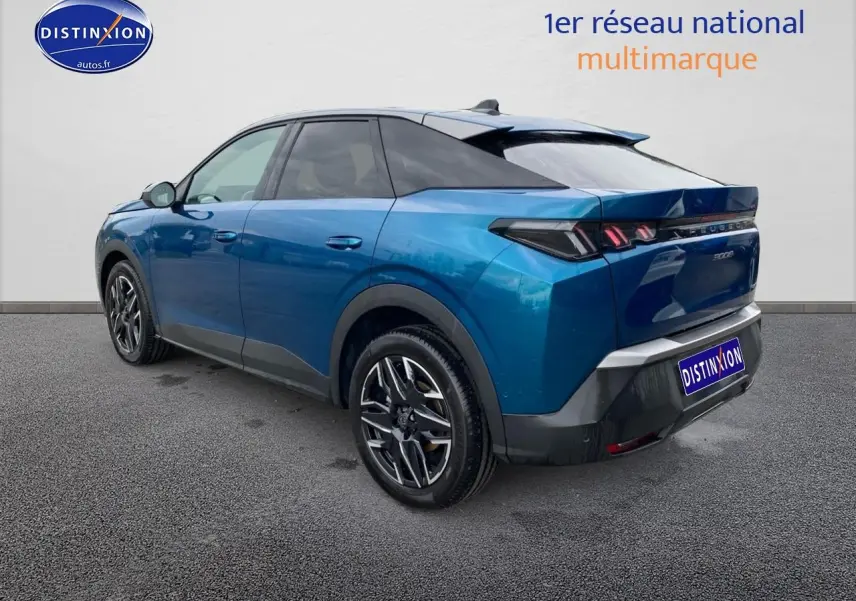 Peugeot 3008 bleu 3/4 arrière droit avec jantes alu et feux arrière à LED sur fond neutre.