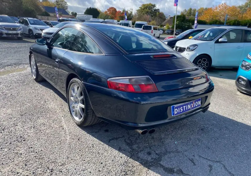 Vue 3/4 arrière droite d'une Porsche 911 Targa 996 gris foncé avec aileron et double sortie d'échappement sport.