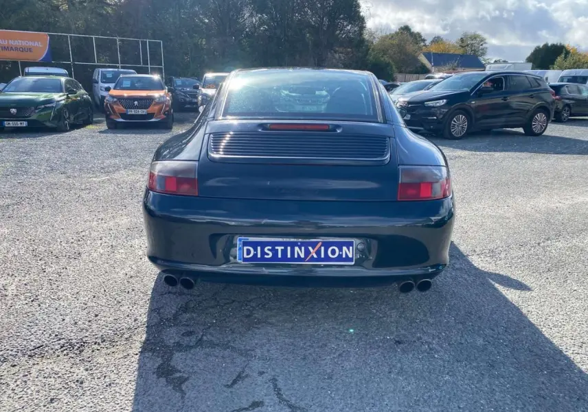 Vue arrière d'une Porsche 911 Targa 996 gris foncé avec double sortie d'échappement sport et aileron arrière visible.