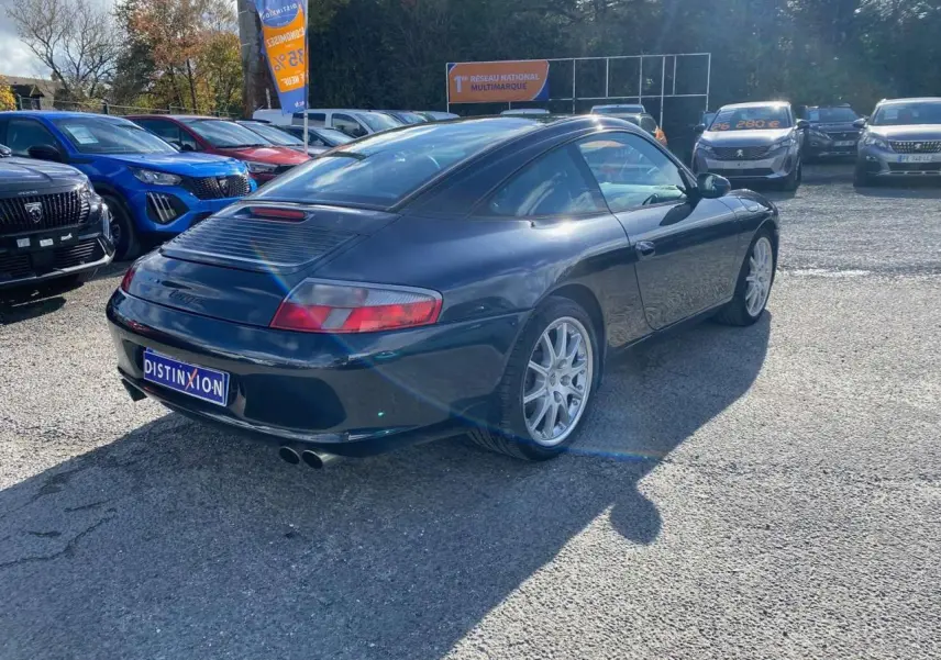 Porsche 911 Targa 996 gris foncé vue 3/4 arrière droit, avec jantes Sport Design 18 pouces et double échappement sport.