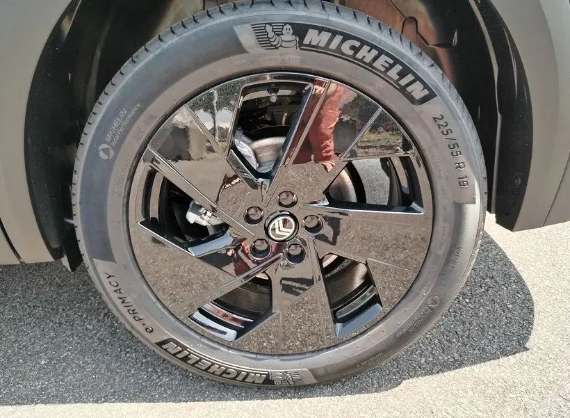 Gros plan sur la roue avant droite d’un Citroën C5 Aircross Vert Astoria avec jante noire brillante et pneu Michelin.