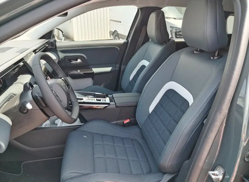 Vue intérieure côté conducteur du Citroën C5 Aircross 2026, sièges noirs avec surpiqûres blanches et volant multifonction.