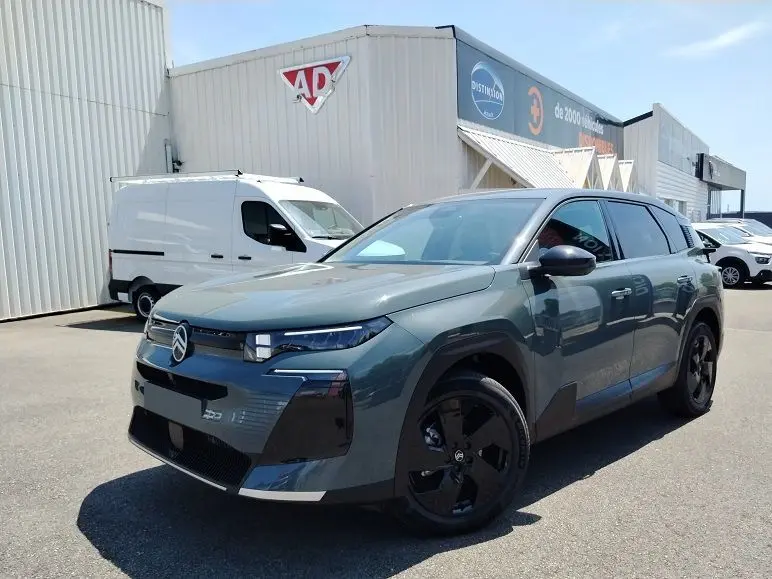 Vue 3/4 avant du Citroën C5 Aircross Vert Astoria 2026 avec jantes noires et détails noirs contrastants.