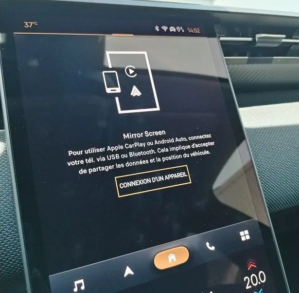 Vue intérieure rapprochée de l’écran tactile du Citroën C5 Aircross 2026 affichant la connexion Mirror Screen.