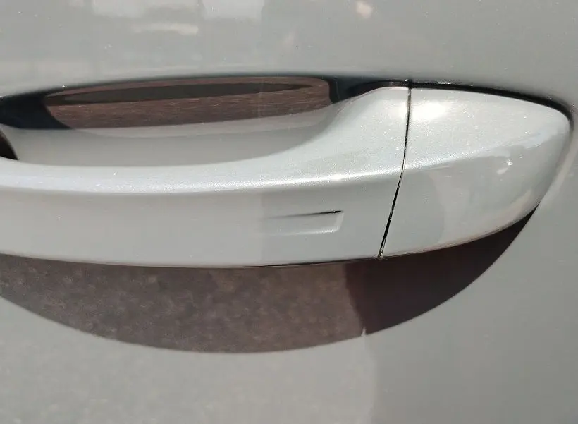 Poignée de porte côté droit du Citroën C5 Aircross Vert Astoria 2026 en gros plan, finition lisse et moderne.
