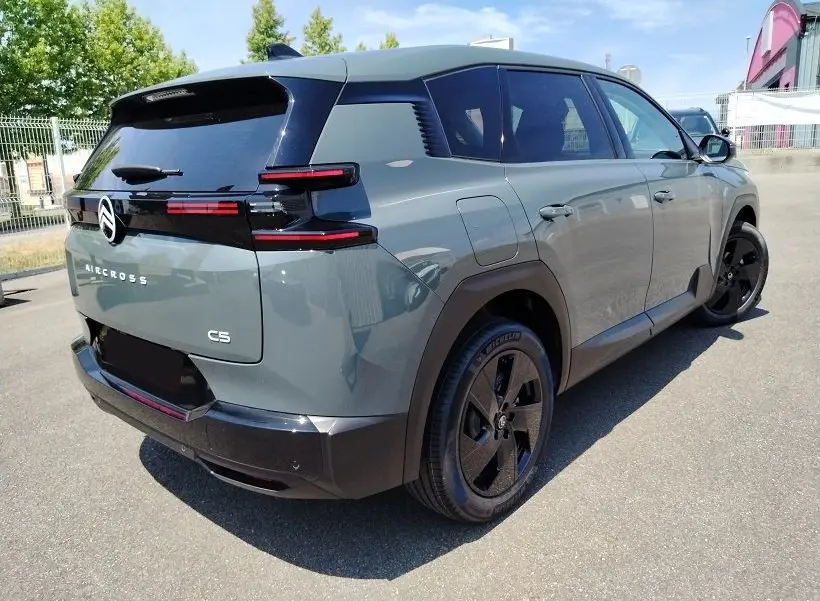 Vue 3/4 arrière droite d’un Citroën C5 Aircross Vert Astoria 2026 avec feux arrière distinctifs et jantes noires.