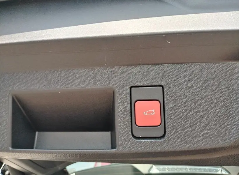 Détail du bouton rouge d'ouverture du coffre sur la porte arrière du Citroën C5 Aircross Vert Astoria 2026.
