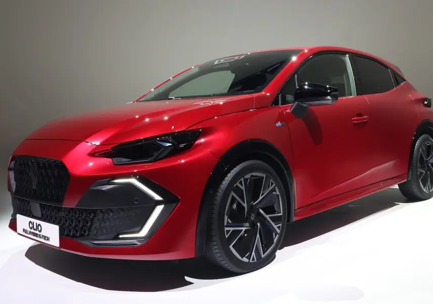 Renault Clio VI TCe 115ch Techno rouge vue 3/4 avant droit avec feux LED en forme de C et jantes noires.