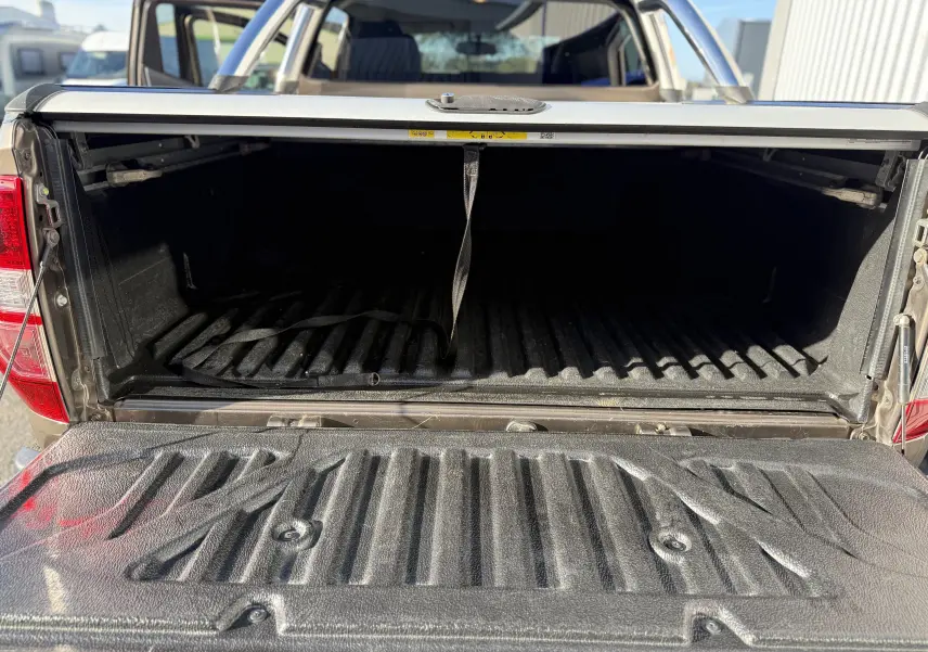 Coffre ouvert vu de l'arrière du Renault Alaskan brun 2018, montrant la benne avec revêtement antidérapant.