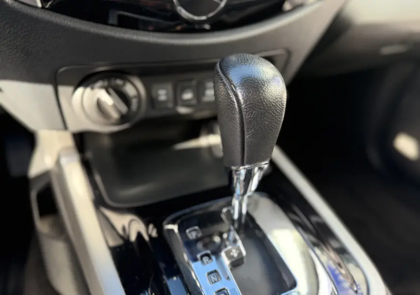 Le levier de vitesses automatique en cuir noir du Renault Alaskan 2018, vue rapprochée de la console centrale.