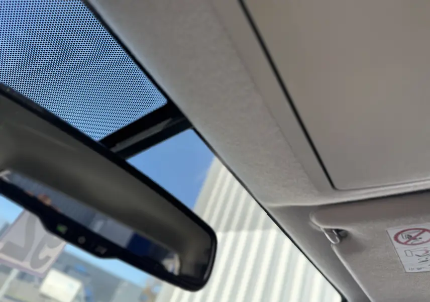 Vue intérieure du rétroviseur central et du toit clair du Renault Alaskan brun 2018, version Intens 4x4 diesel.