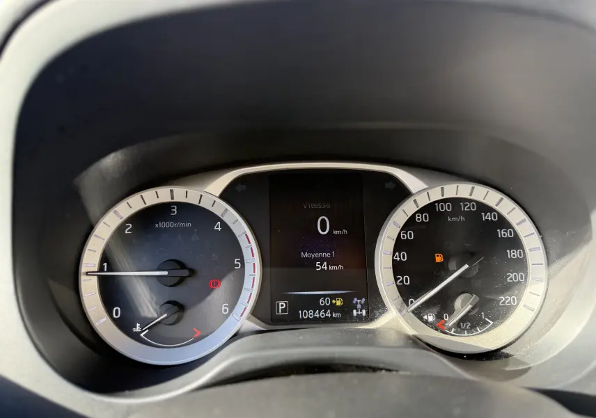 Tableau de bord du Renault Alaskan 2018 montrant compte-tours, vitesse à 0 km/h et jauge de carburant presque vide.