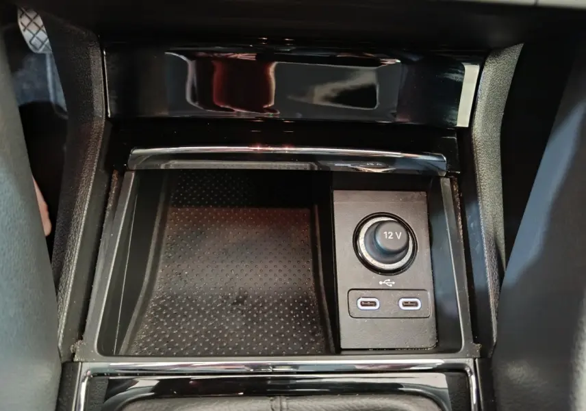 Gros plan sur la console centrale noire du Skoda Karoq 2024 avec prise 12V et deux ports USB-C visibles.