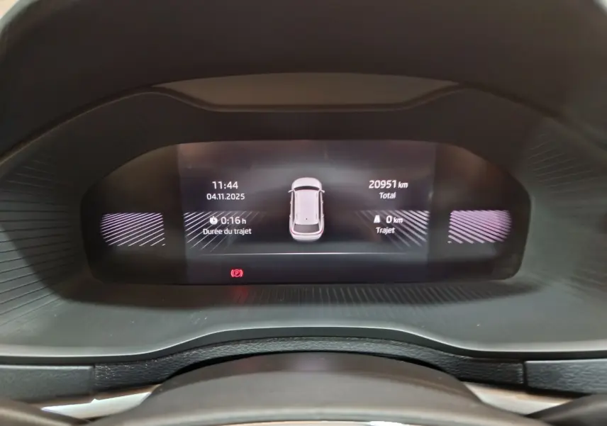 Affichage numérique du combiné d'instruments du Skoda Karoq 2024, vue frontale centrée sur l'écran couleur.