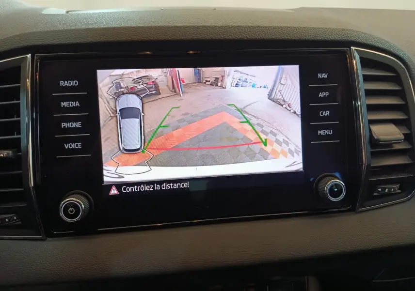 Écran tactile central du Skoda Karoq 2024 affichant la caméra de recul avec guidage de trajectoire coloré.