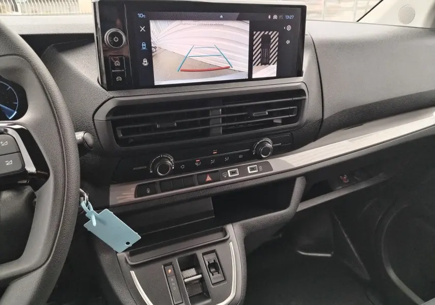 Vue intérieure du tableau de bord du Peugeot Expert Cabine Approfondie 2025, écran tactile avec caméra de recul affichée.