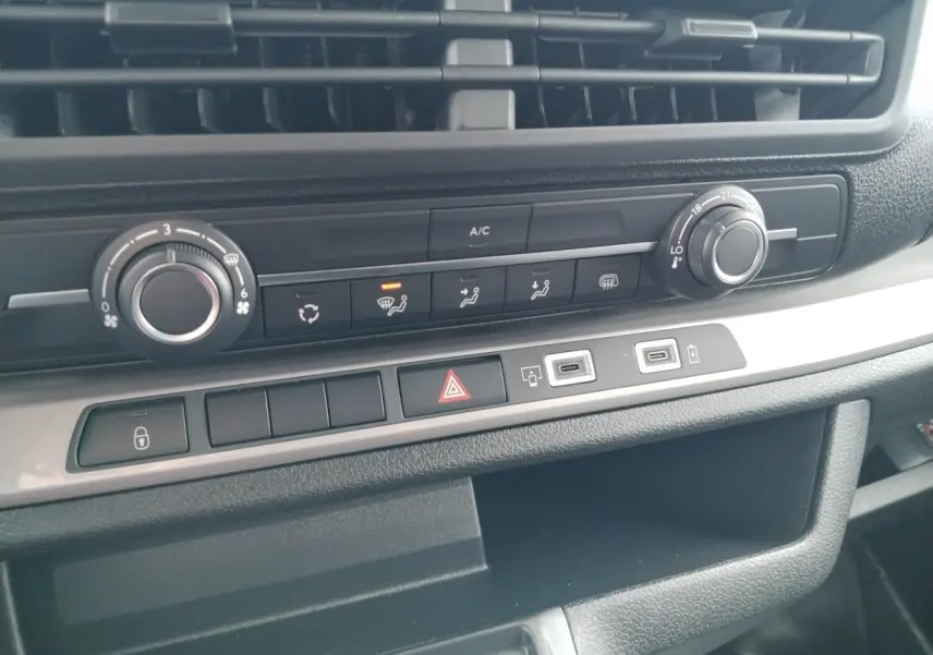 Détail de la console centrale du Peugeot Expert Cabine Approfondie 2025 gris Artense, avec commandes de climatisation et ports USB.