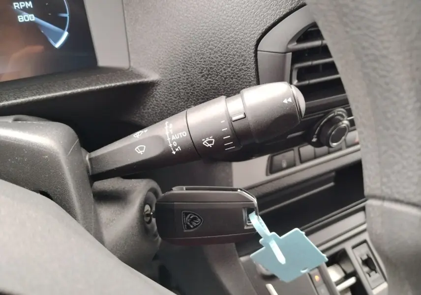 Gros plan sur la clé de contact et la commande d’essuie-glace du Peugeot Expert Cabine Approfondie gris Artense, vue côté gauche.