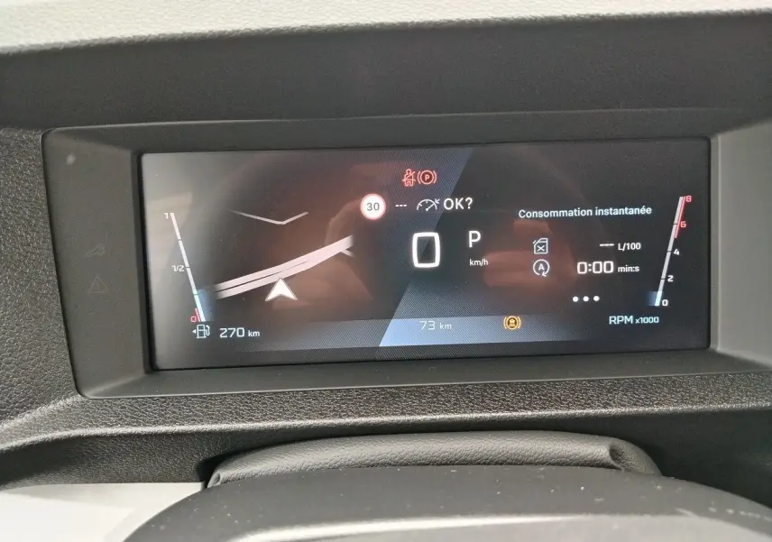 Tableau de bord numérique du Peugeot Expert Cabine Approfondie 2025 affichant la consommation et la vitesse à l'arrêt.