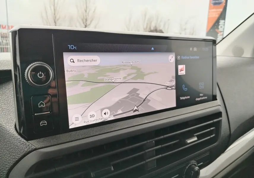Écran tactile central du Peugeot Expert Cabine Approfondie 2025, vue intérieure côté passager avec navigation affichée.