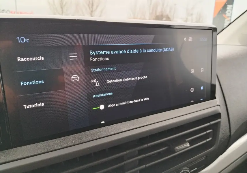 Écran central tactile du Peugeot Expert Cabine Approfondie 2025 affichant les options d’aide à la conduite.