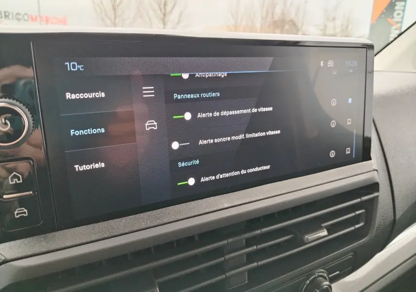 Écran tactile central du Peugeot Expert cabine approfondie 2025, affichant les réglages d'alerte de sécurité.