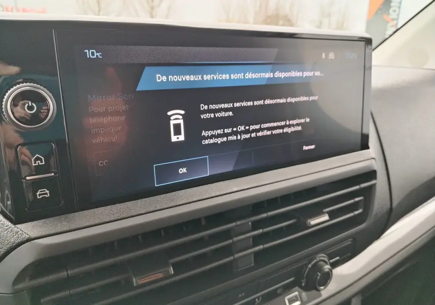 Vue rapprochée de l’écran tactile central et de la console de la Peugeot Expert Cabine Approfondie gris Artense, 2025.