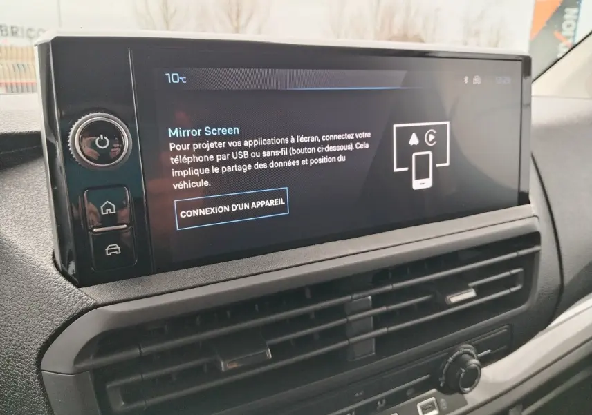 Écran tactile central du tableau de bord du Peugeot Expert Cabine Approfondie gris, vue rapprochée côté conducteur.