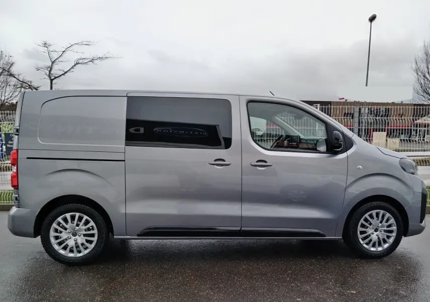 Vue de profil côté droit d'un Peugeot Expert Cabine Approfondie gris Artense avec porte latérale coulissante.