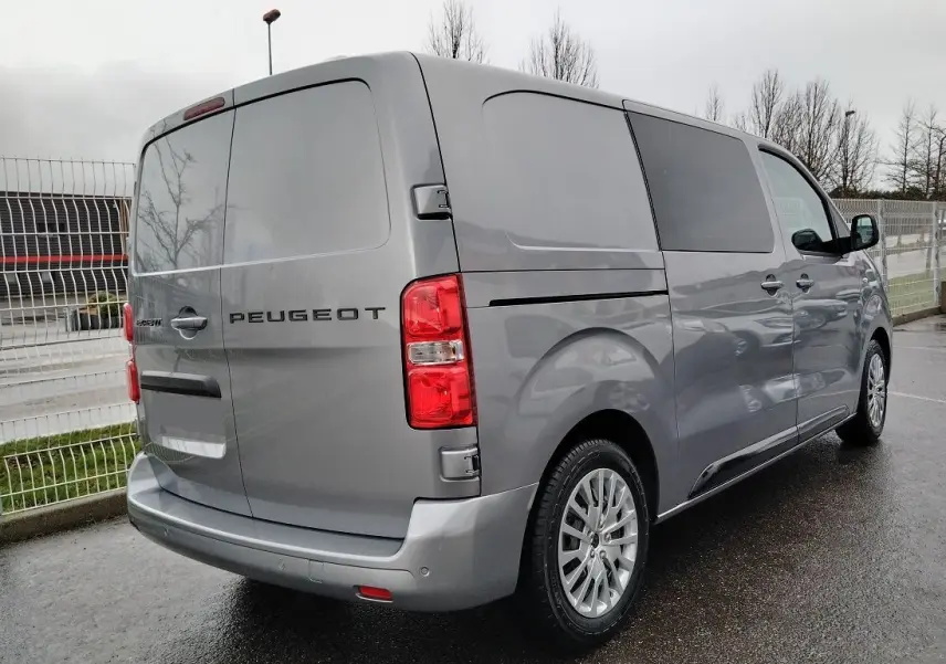 Vue 3/4 arrière droite du Peugeot Expert Cabine Approfondie gris Artense avec porte latérale coulissante visible.