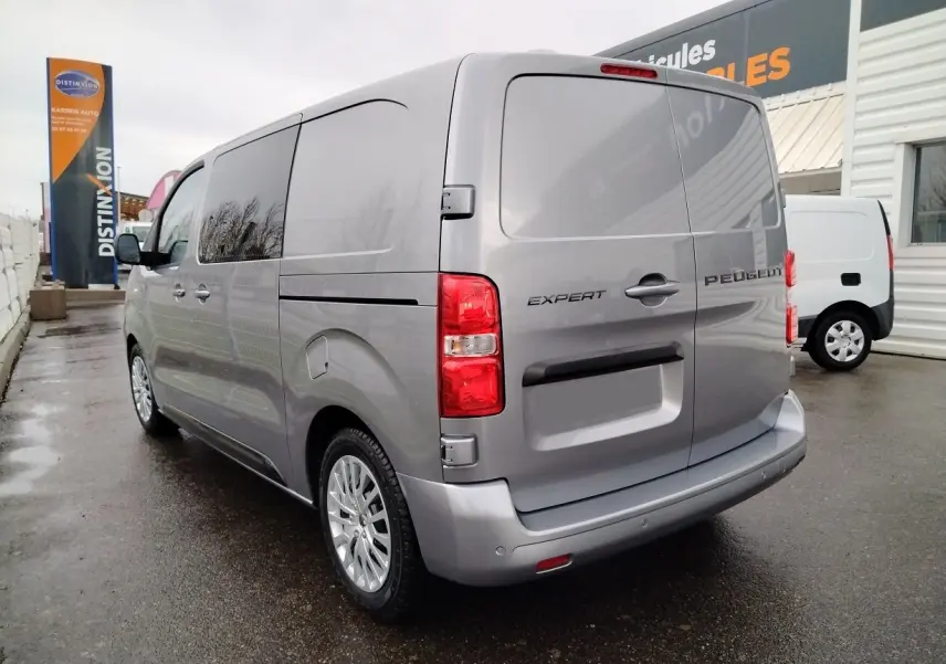 Vue 3/4 arrière droite d'un Peugeot Expert cabine approfondie gris Artense avec vitres teintées et porte latérale coulissante.