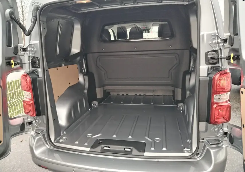 Vue arrière ouverte du Peugeot Expert Cabine Approfondie gris Artense, montrant l’espace de chargement vide et les portes battantes.