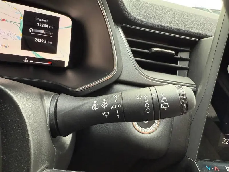 Gros plan sur la commande des essuie-glaces du Renault Captur 2025, intérieur noir avec affichage numérique partiel.