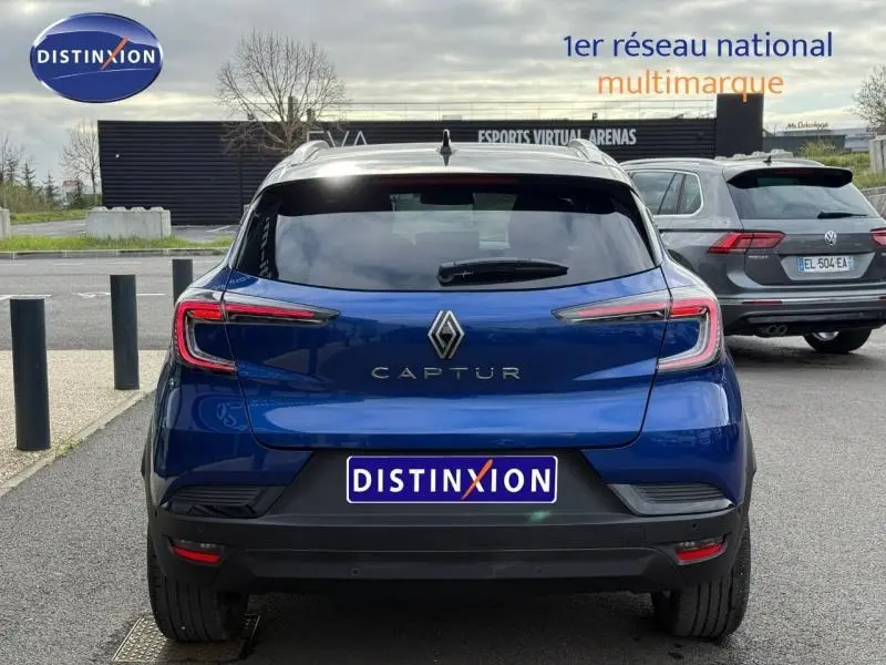 Vue arrière d'un Renault Captur 2025 bleu Iron avec toit noir étoilé, mettant en valeur ses feux arrière LED distinctifs.