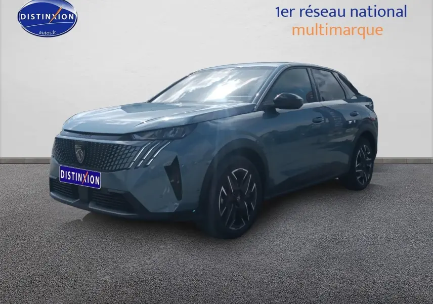 Peugeot 3008 bleu 3/4 avant droit, avec calandre distinctive et jantes alliage noires.