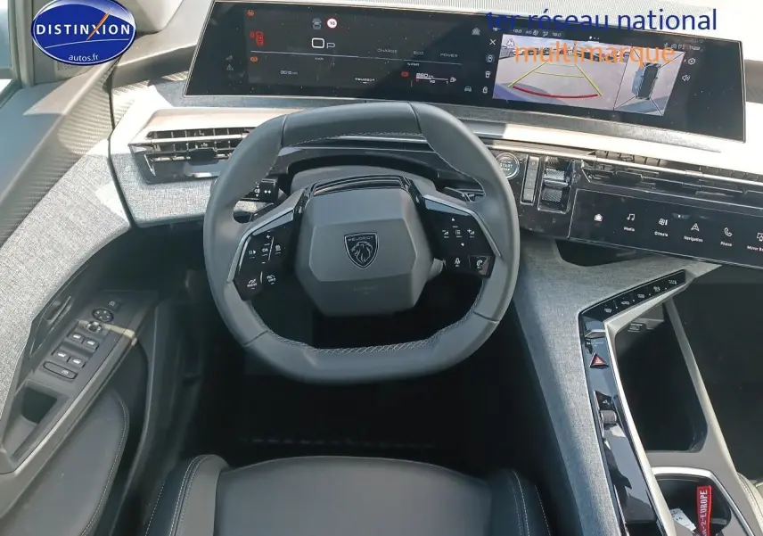 Vue intérieure du poste de conduite du Peugeot 3008 bleu 2025, avec volant compact et écran tactile large.